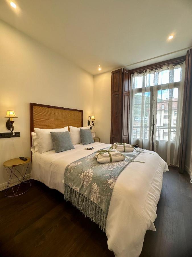 Claren'S Boutique Rooms Cangas De Narcea Bagian luar foto