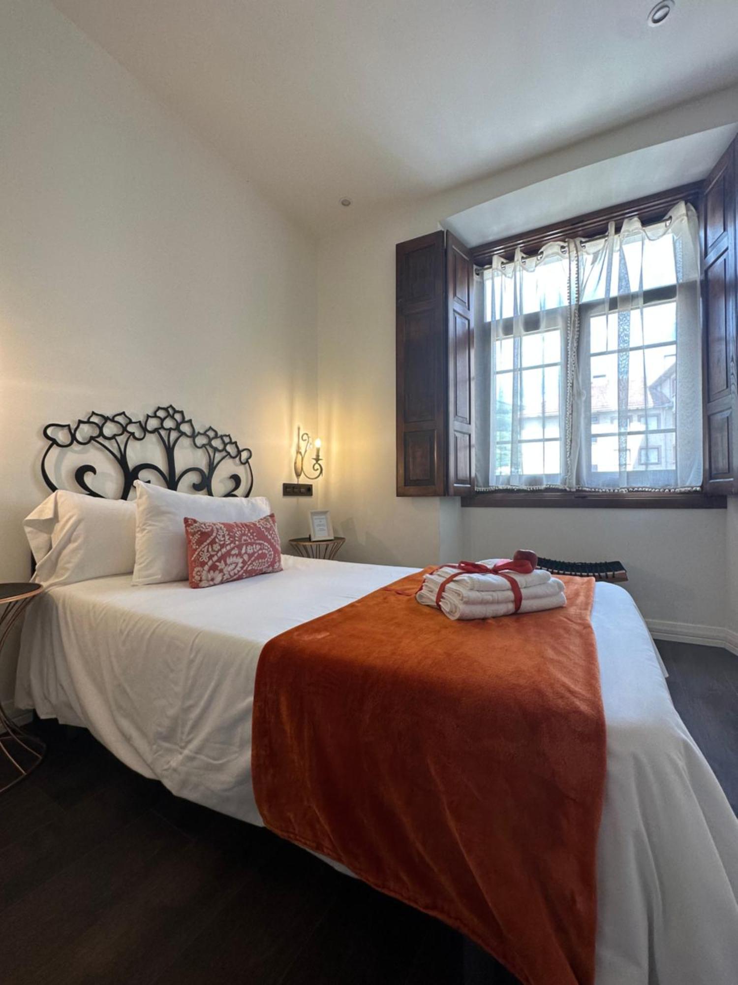 Claren'S Boutique Rooms Cangas De Narcea Bagian luar foto