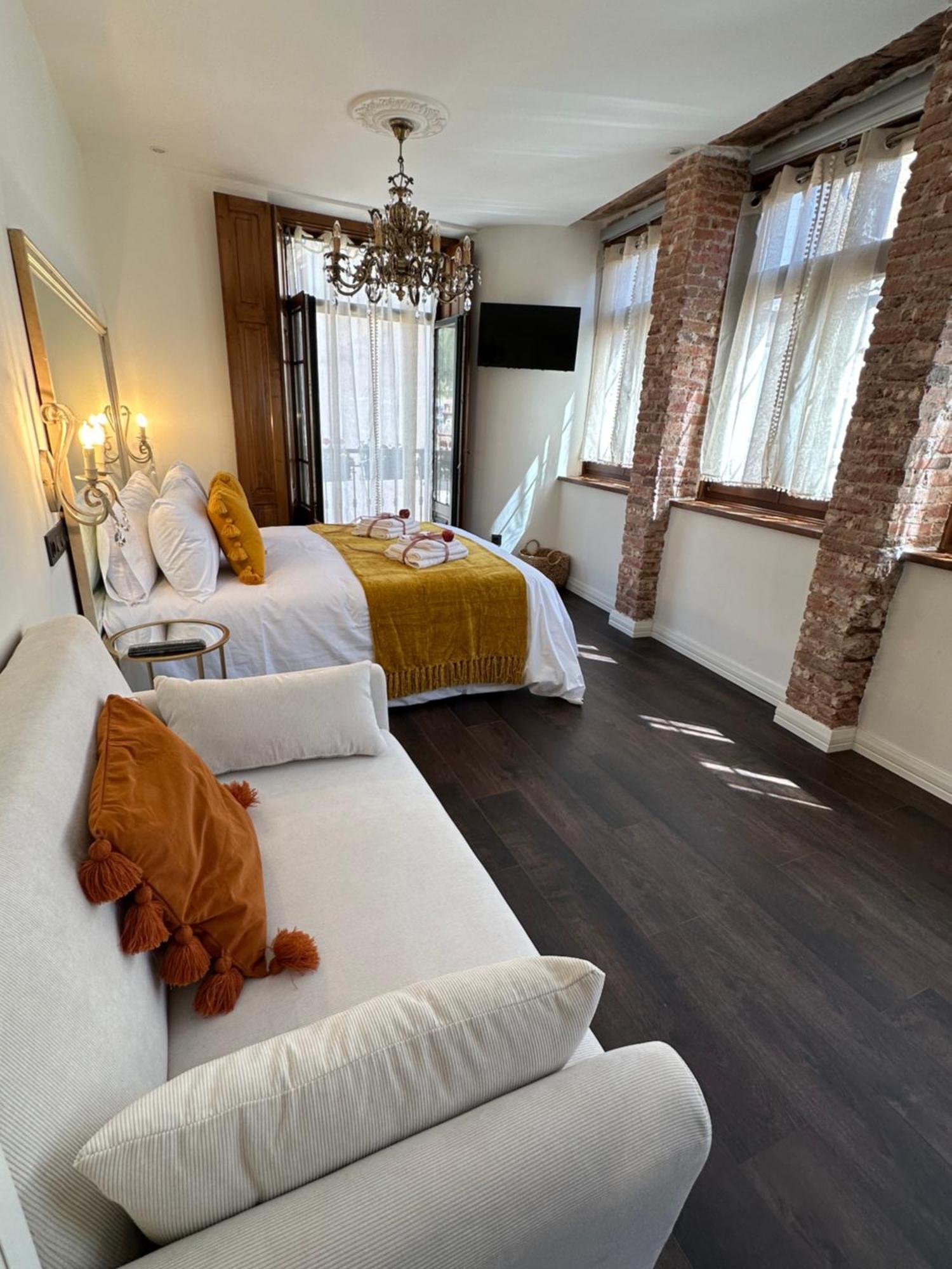 Claren'S Boutique Rooms Cangas De Narcea Bagian luar foto