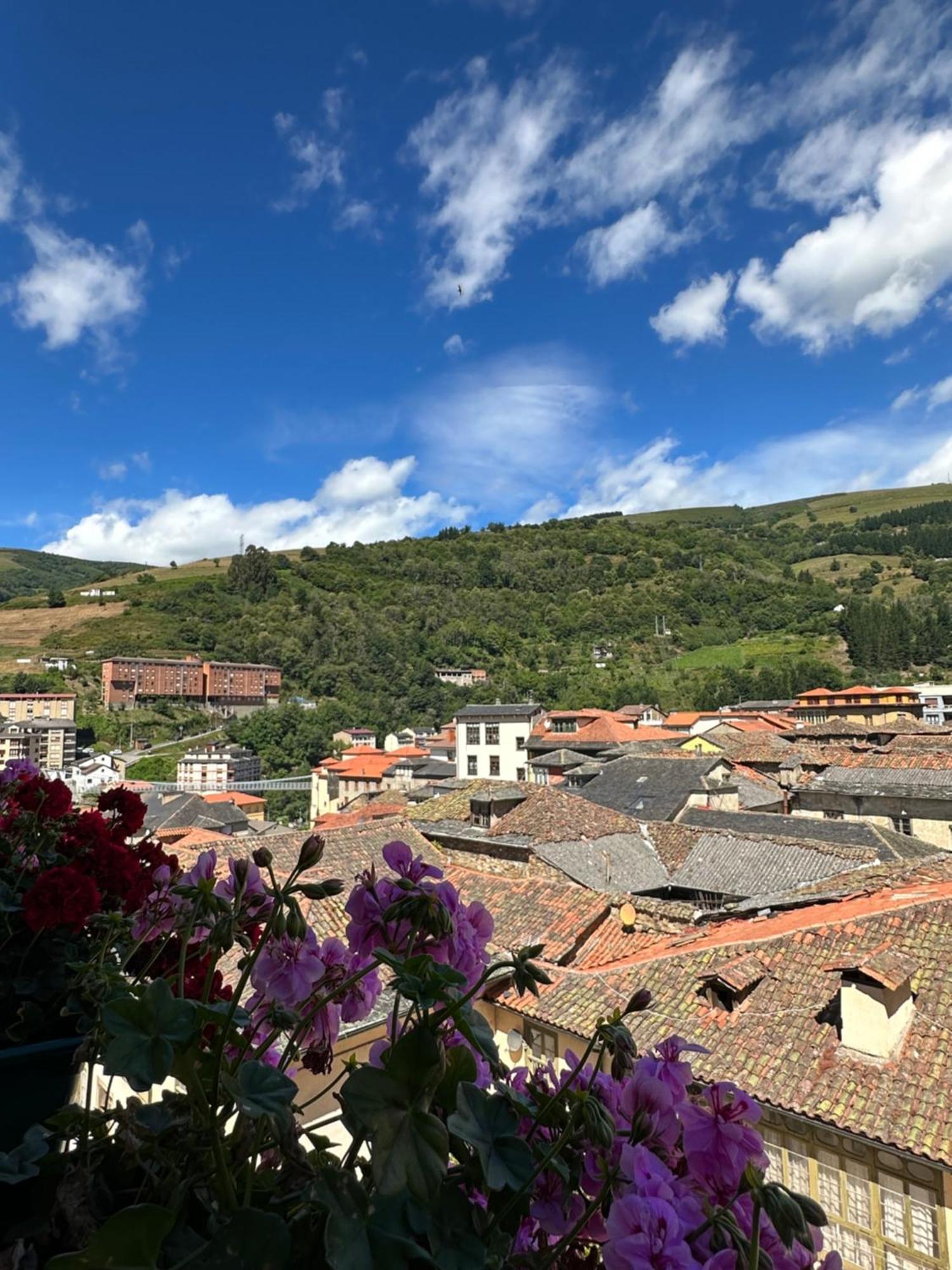 Claren'S Boutique Rooms Cangas De Narcea Bagian luar foto
