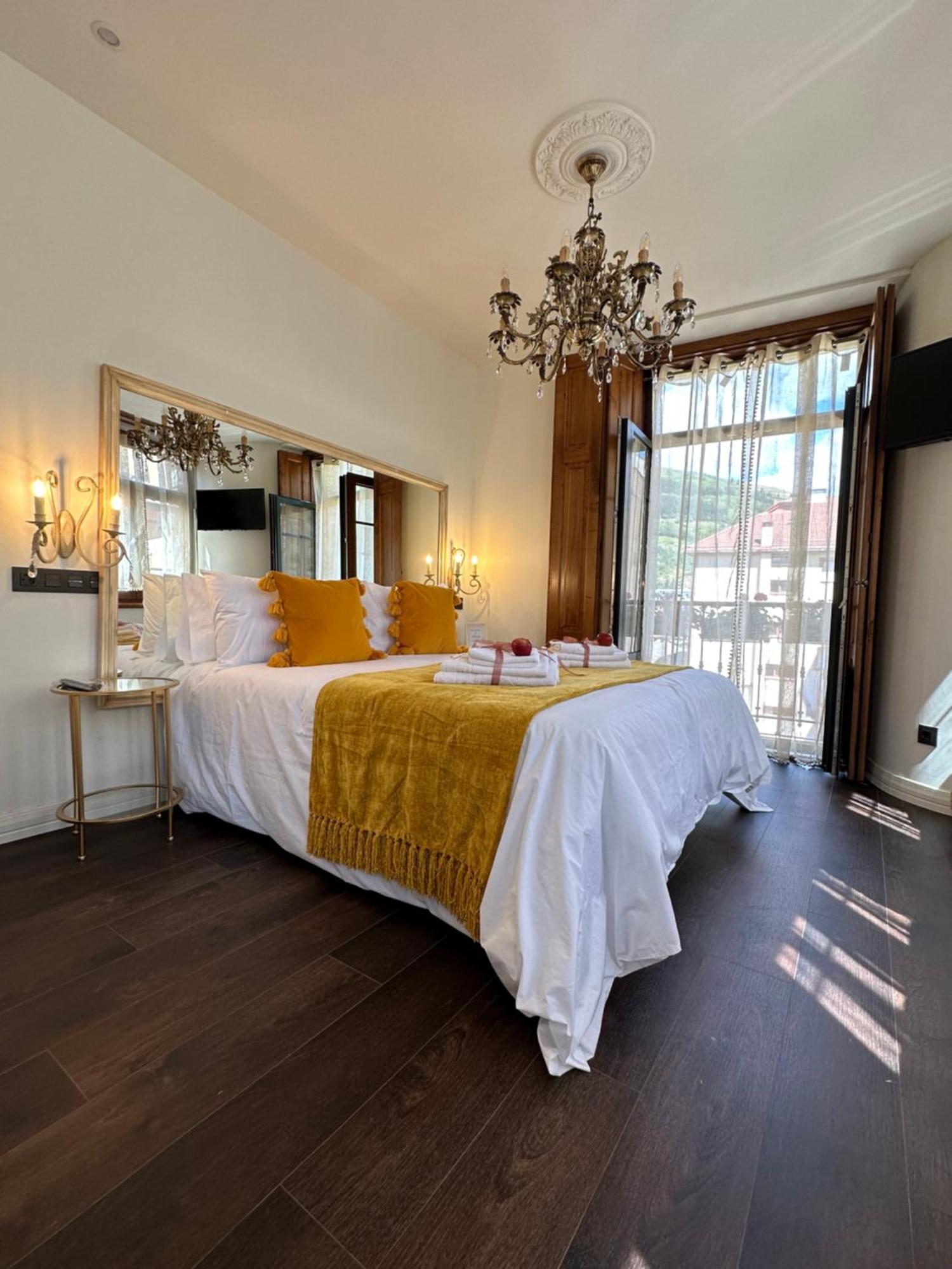 Claren'S Boutique Rooms Cangas De Narcea Bagian luar foto