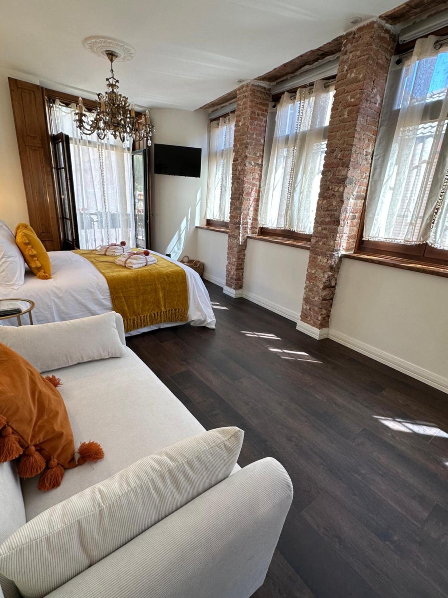 Claren'S Boutique Rooms Cangas De Narcea Bagian luar foto